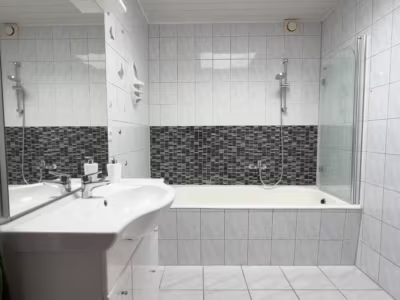 Vielseitiges Immobilien-Duo - Badezimmer Anbau (80569)