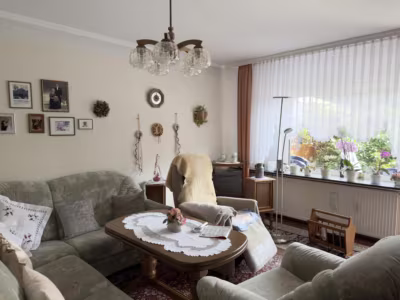 Vielseitiges Immobilien-Duo - Wohnzimmer Mietwohnung 1 (80573)