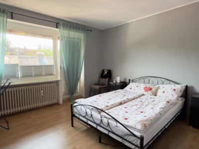 Vielseitiges Immobilien-Duo - Schlafzimmer Mietwohnung 2 (80574)