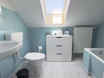 Vielseitiges Immobilien-Duo - Badezimmer Mietwohnung 2 (80575)