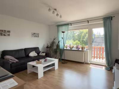 Vielseitiges Immobilien-Duo - Wohnzimmer Mietwohnung 2 (80579)