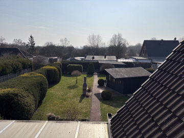 Naturschutzgebiet als Nachbarn – EFH in Wulsdorf - Blick über Terrasse zum Garten (45553)