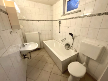 Einfamilienhaus mit großem Potential - Bad (44889)