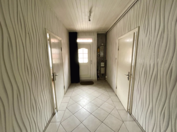 Einfamilienhaus mit großem Potential - Flur EG I (44892)