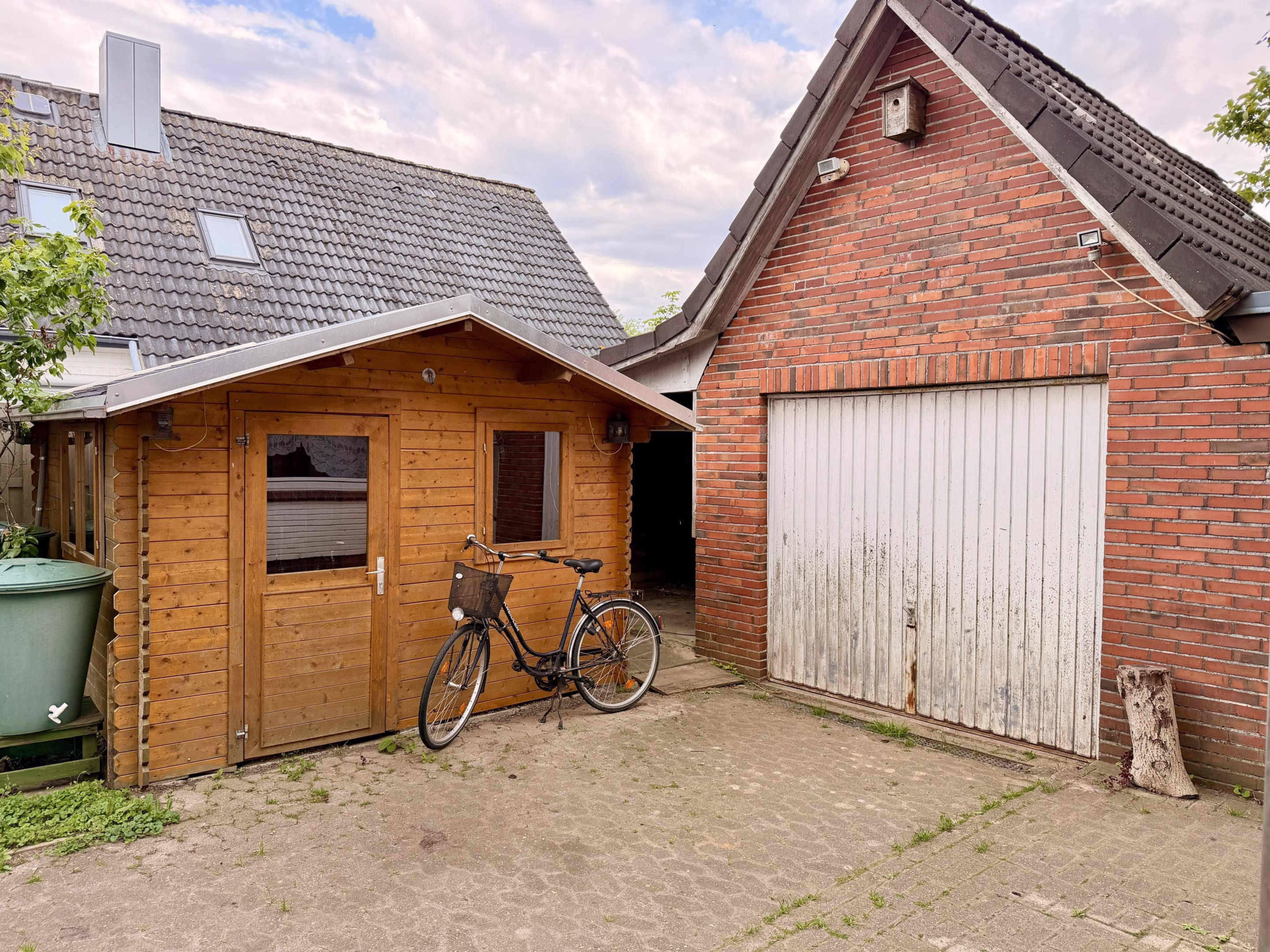 Gartenhaus und Garage