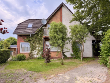 Familienhaus mit großem Grundstück & Potenzial - Frontansicht (61635)