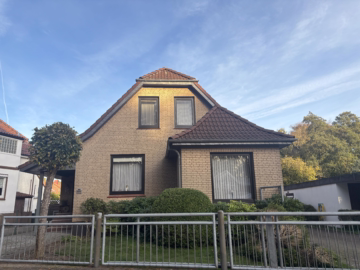 Wohnen & Gewerbe an einem ruhigen Ort - Frontansicht mit Zaun (37057)