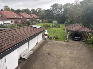 Wohnen & Gewerbe an einem ruhigen Ort - Blick zur Lagerfläche und Garten (37069)