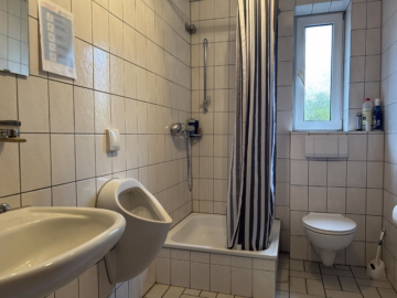 Wohnen & Gewerbe an einem ruhigen Ort - Mitarbeiter Badezimmer (37079)