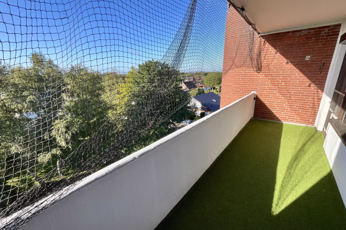 Balkon mit Hafensicht