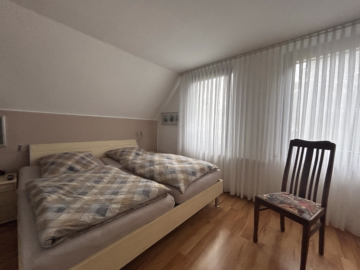 Wohnen & Gewerbe an einem ruhigen Ort - Schlafzimmer DG Ansicht 2 (38280)