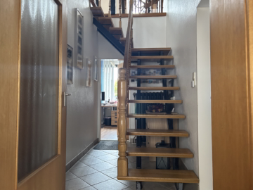 Wohnen & Gewerbe an einem ruhigen Ort - Flur EG Aufgang zur Wohnung (38284)
