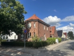 Straßenansicht - Vermietetes ZFH + Gewerbe & DG-Wohnung in Wulsdorf