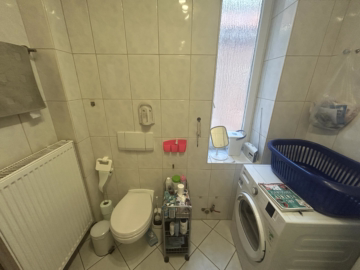 Vermietetes ZFH + Gewerbe & DG-Wohnung in Wulsdorf - Badezimmer EG Vorderhaus (37026)