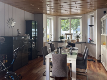 Vermietetes ZFH + Gewerbe & DG-Wohnung in Wulsdorf - Wohnzimmer Beispiel Vorderhaus (37025)