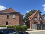 Übersicht beide Häuser - Vermietetes ZFH + Gewerbe & DG-Wohnung in Wulsdorf