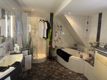 Vermietetes ZFH + Gewerbe & DG-Wohnung in Wulsdorf - Badezimmer Satteldachhaus (37032)