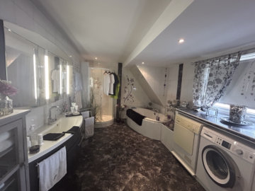 Vermietetes ZFH + Gewerbe & DG-Wohnung in Wulsdorf - Badezimmer Satteldachhaus (37033)