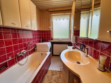 Großzügiges Einfamilienhaus in Krummendeich - Badezimmer (35524)