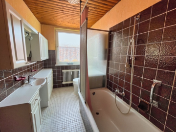 Großzügiges Einfamilienhaus in Krummendeich - Badezimmer OG (35530)