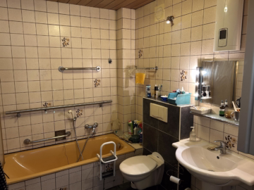 Altbauhaus aus 1892 mit 2 freien Wohneinheiten - Badezimmer EG (40587)