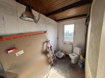 Altbauhaus aus 1892 mit 2 freien Wohneinheiten - vorbereitetes Badezimmer an Küche DG (40608)