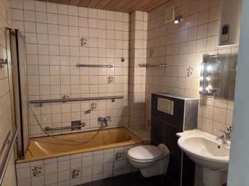Altbauhaus aus 1892 mit 2 freien Wohneinheiten - Badezimmer (62418)