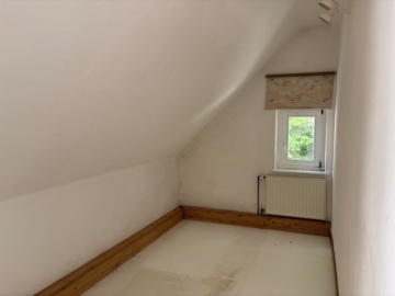 Altbauhaus aus 1892 mit 2 freien Wohneinheiten - Schlafnische an Zimmer 1 DG (62429)