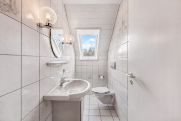 Familienhaus mit 2-3 Wohneinheiten & großem Garten - DG Gäste-WC (46608)