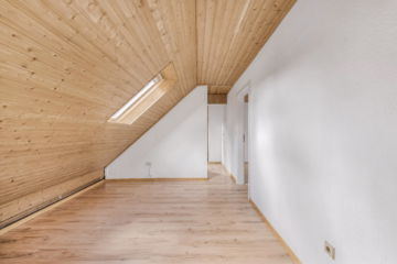 Familienhaus mit 2-3 Wohneinheiten & großem Garten - DG Flur (46607)