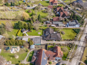 Familienhaus mit 2-3 Wohneinheiten & großem Garten - Luftaufnahme Seitenansicht (46588)