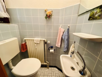 Ortskernlage: ZFH mit Doppelgarage - EG Gäste-WC (70446)