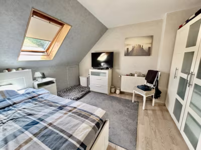 Wohnen am Waldrand! - Schlafzimmer im OG (82950)