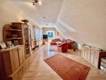 Wohnen am Waldrand! - Wohnzimmer im OG (69785)