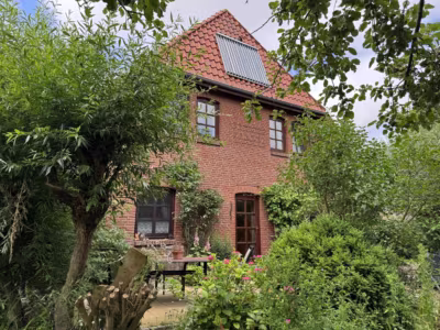Leben und vermieten hinterm Deich - Gartenansicht (81364)