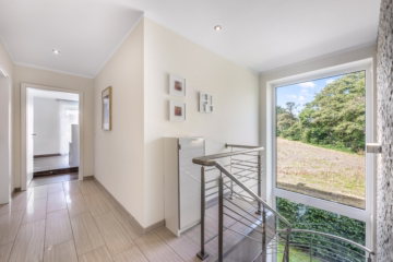 Traumhaus trifft Landidylle – Ihr neues Zuhause! - Lichtdurchfluteter aufstieg in die Wohnräume (37300)