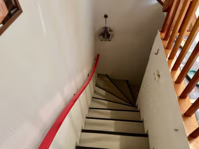 Reihenmittelhaus in Toplage! - Treppe in den Keller (84810)