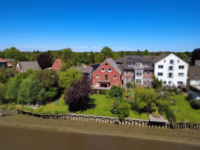 Historisches Wohnen auf dem Ostedeich - Das Ufer vom Wasser aus (83700)
